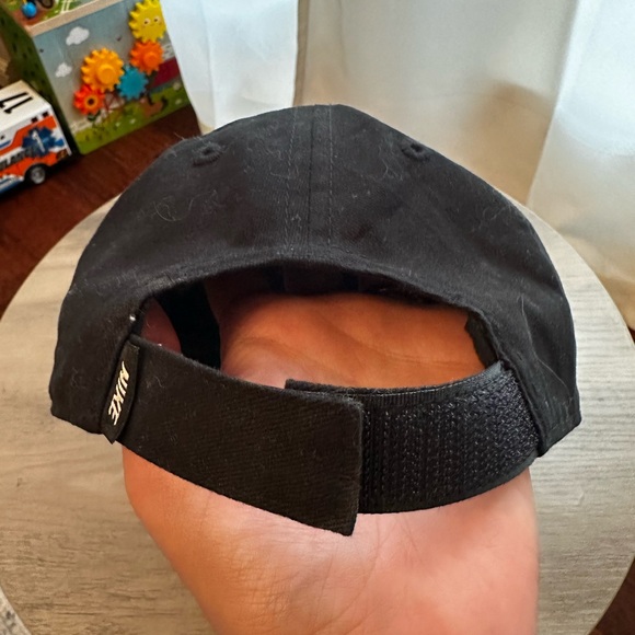 Nike infant black cap - Picture 3 of 3